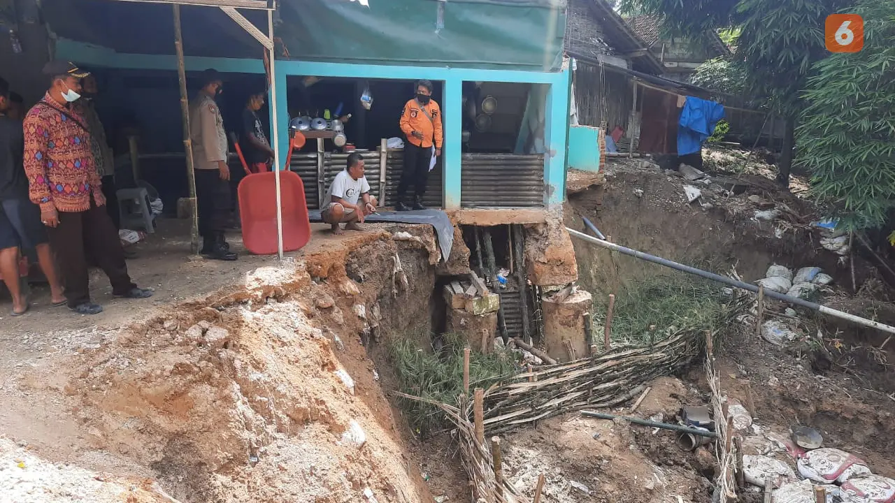 Rumah warga terdampak longsor saat musim penghujan di Blora. (Liputan6.com/Ahmad Adirin)