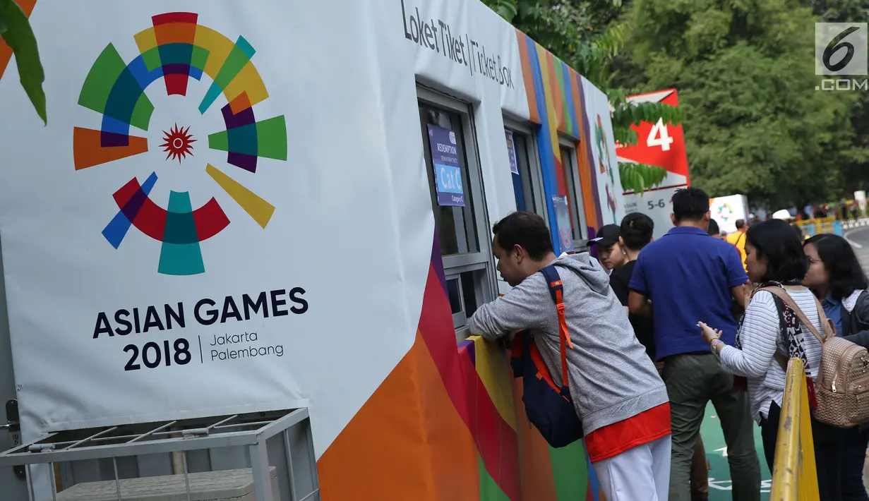 Beberapa calon penonton seremoni pembukaan Asian Games 2018 mengantri melakukan penukaran tiket jelang masuk kawasan GBK, Jakarta, Sabtu (18/8). Asian Games 2018 akan berlangsung hingga 2 September, mendatang. (Liputan6.com/Helmi Fithriansyah)