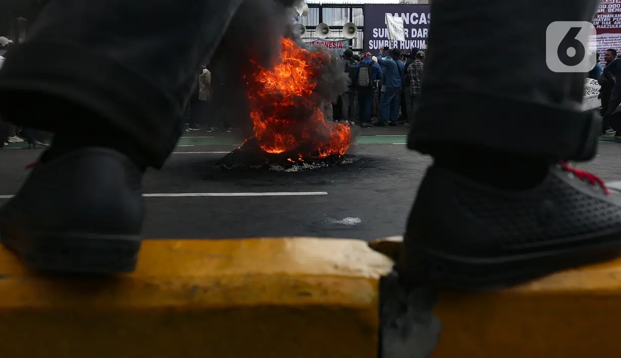 Hak angket merupakan salah satu hak yang dimiliki DPR untuk melakukan penyelidikan terhadap pelaksanaan suatu undang-undang dan/atau kebijakan pemerintah yang berkaitan dengan hal-hal strategis, dan berdampak luas pada kehidupan bermasyarakat, berbangsa, dan bernegara yang diduga bertentangan dengan peraturan perundang-undangan. (merdeka.com/Arie Basuki)