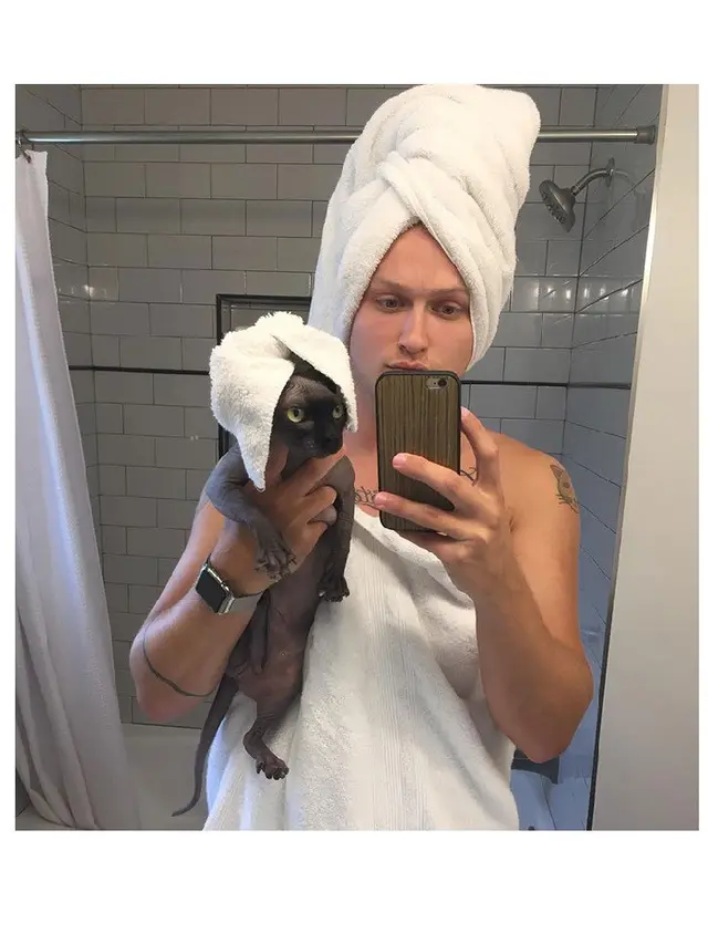 6 Potret Cowok Ganteng Bersama Kucing Peliharaanya Ini Bikin Terpesona