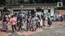 Antrean wisatawan saat mengunjungi Taman Margasatwa Ragunan, Jakarta, Jumat (14/5/2021). Taman Margasatwa Ragunan diperuntukan khusus bagi warga ber-KTP DKI Jakarta. (merdeka.com/Iqbal S. Nugroho)