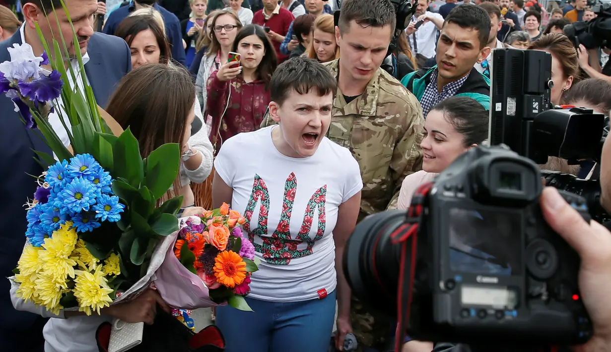 Nadezhda Savchenko berbicara dihadapan awak media begitu tiba di Bandara Boryspil, Kiev, Ukraina, Rabu (25/5).  Pilot helikopter militer berusia 35 tahun itu dibebaskan setelah hampir dua tahun ditahan di sebuah penjara di Rusia. (REUTERS/Gleb Garanich)