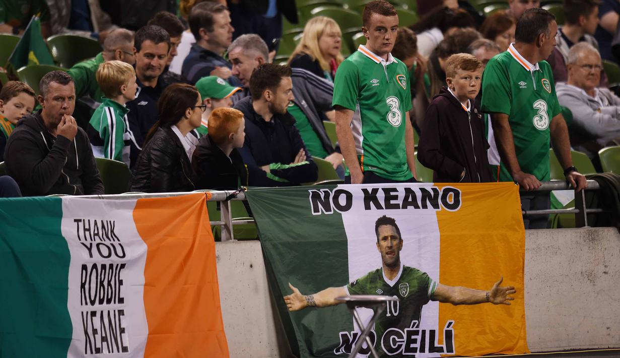 Ucapan terima kasih fans kepada Robbie Keane usai laga persahabatan antara Republik Irlandia melawan Oman di Stadion Aviva, Dublin, (31/8/206). (Reuters/Clodagh Kilcoyne)