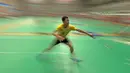 Seorang atlet putra PB Jaya Raya berlatih mengembalikan kok di GOR PB Jaya Raya, Pd. Sawah Indah, Sawah Lama (23/3/2018). PB Jaya Raya tengah menyiapkan diri untuk kejuaraan Junior Grand Prix 3-8 April 2018. (Bola.com/Nick Hanoatubun)