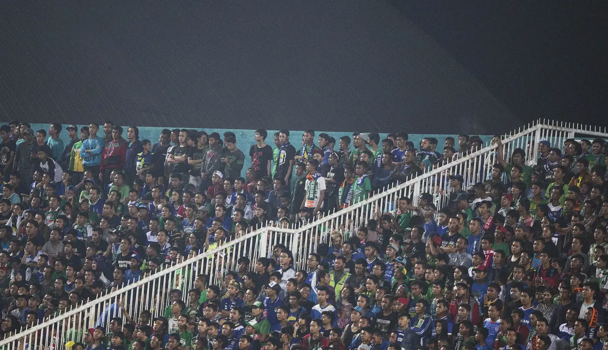 Pendukung Persib, Bobotoh, bersama pendukung Surabaya United, Bonek, menonton bersama pada laga Piala Jenderal Sudirman di Gelora Delta Sidoarjo, Jawa Timur, Sabtu (21/11/2015). (Bola.com/Vitalis Yogi Trisna) 