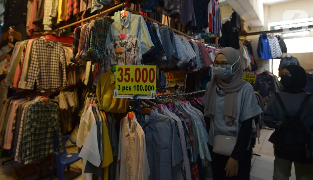 <p>Warga memilih pakaian bekas (Thrifting) di pasar Proyek Senen, Jakarta, Selasa (12/10/2021). Thrifting atau membeli barang bekas layak pakai guna menghemat pengeluaran. (merdeka.com/Imam Buhori)</p>