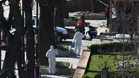 Polisi ahli forensik melakukan penyelidikan di lokasi ledakan yang mengguncang Sultanahmet Square di pusat kota Istanbul, Turki, Selasa (12/1). Ledakan ini menewaskan sekitar 10 orang dan 15 lainnya luka-luka. (REUTERS/Murad Sezer)