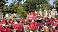 Ribuan kader PDI-Perjuangan (PDIP) Provinsi DKI Jakarta ikut  menyemarakkan peringatan puncak Bulan Bung Karno (BBK) 2023 di Stadion Utama Gelora Bung Karno (GBK),Jakarta, Sabtu (24/6/2023).