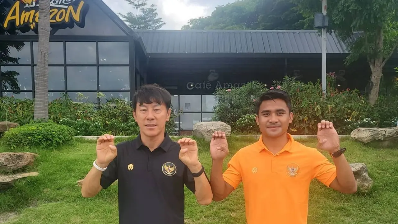 Pelatih Timnas Indonesia U-23, Shin Tae-yong bersama Asnawi Mangkualam berpose cakar.