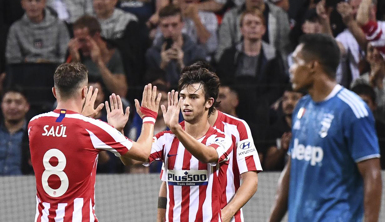 Gelandang Atletico Madrid, Joao Felix, merayakan gol yang dicetaknya ke gawang Juventus pada laga ICC di Stadion Solna, Stockholm, Sabtu (10/8). Atletico menang 2-1 atas Juventus. (AFP/Jonathan Nackstrand)