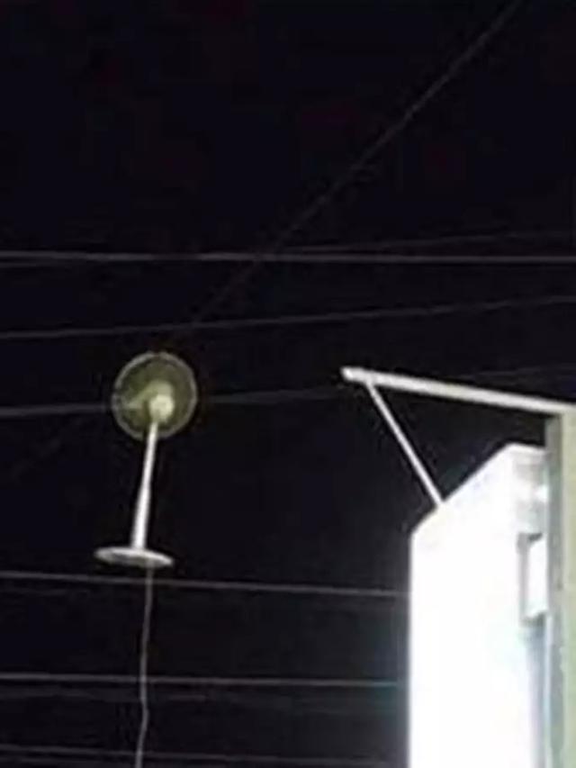 10 Potret Absurd Benda Nyangkut di Kabel Listrik, Ada Jemuran Hingga Mobil