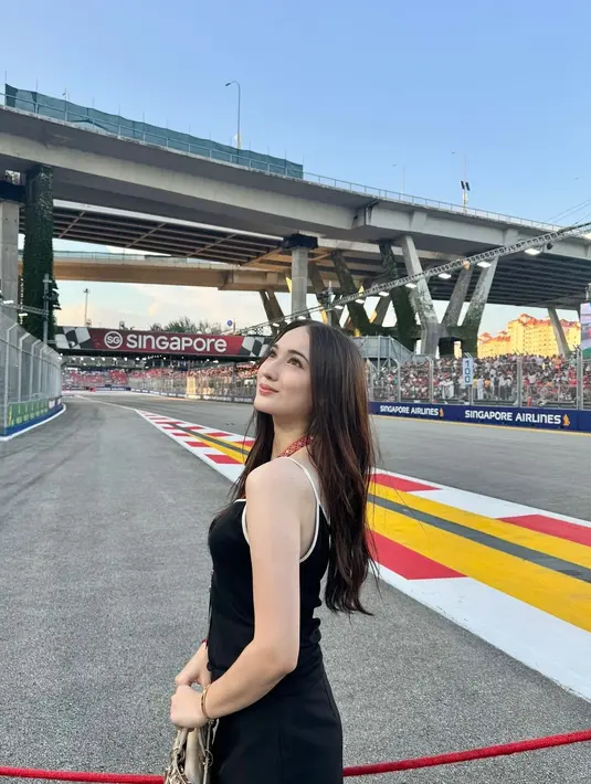 Terbaru, perempuan 18 tahun itu menarik perhatian berkat penampilannya saat menonton pertandingan F1 di Singapura.  [@its_lauramoane2].