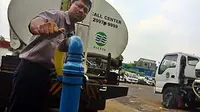 Petugas mengisi air bersih kedalam truk tangki di Distribution Center Reservoir milik PT Palyja di Jakarta.(Antara)