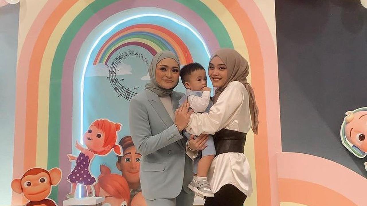 Gaya Kompak Putri Delina dan Nathalie Holscher di Acara Ulang Tahun Baby Adzam