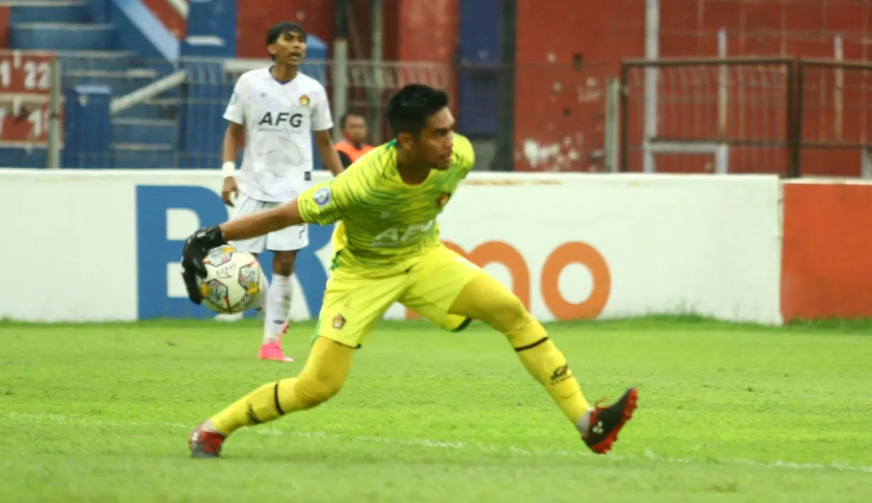 Kurniawan Kartika Ajie beraksi dalam laga Persik Kediri versus Persebaya Surabaya di Stadion Brawijaya, Kediri, Sabtu (19/3/2023). (Bola.com/Gatot Sumitro)