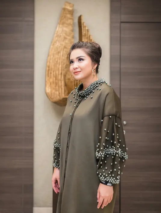 Walaupun tak punya tubuh yang langsing, akan tetapi Putri Titian mempunyai wajah yang cantik dan imut. (Foto: instagram.com/putrititian)