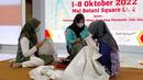 Pengunjung belajar membatik saat pameran di Mal Botani Square, Bogor, Jawa Barat, Minggu (2/10/2022). Acara berlangsung pada tanggal 1 hingga 8 Oktober 2022. (Liputan6.com/Magang/Aida Nuralifa)