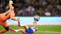 Kiper Inter Milan, Andre Onana berusaha menghalau bola saat laga leg kedua perempat final Liga Champions 2022/2023 melawan FC Porto di Dragao Stadium, Porto, 14 Maret 2023. (AFP/Patricia De Melo Moreira)