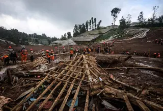 Hingga Minggu 25 Januari 2026, pukul 12.00 WIB, tim pencari dan penyelamat gabungan menemukan total 16 jenazah dari lokasi bencana. Tampak dalam foto, tim penyelamat mencari korban tanah longsor di Desa Pasirlangu, Kecamatan Cisarua, Kabupaten Bandung Barat, Jawa Barat pada Minggu 25 Januari 2026. (Timur Matahari/AFP)