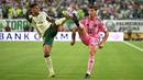 Pemain Inter Miami, Tadeo Allende (kanan) berebut bola dengan pemain Palmeiras, Facundo Torres dalam laga Grup A Piala Dunia Antarklub 2025 di Hard Rock stadium, Miami, Amerika Serikat, Selasa (24/06/2025) WIB. (AFP/Patricia De Melo Moreira)