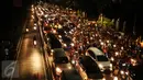 Pengendara terjebak kemacetan pasca perayaan malam pergantian tahun di Jalan Medan Merdeka Barat, Jakarta, Minggu (1/1). Ribuan warga merayakan malam pergantian tahun di sekitar kawasan Monas dan bundaran air mancur. (Liputan6.com/Helmi Fithriansyah)