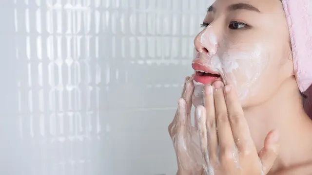 Cara Efektif Membersihkan Makeup Waterproof Tanpa Bikin Kulit Kering - 2