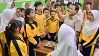 Prabowo Makan dan Bernyanyi Bersama Siswa saat Cek Program MBG
