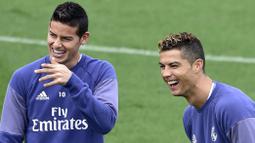 James Rodriguez bersenda gurau dengan Cristiano Ronaldo di sesi latihan Real Madrid, (5/5/2017). (AFP/Gerard Julien)