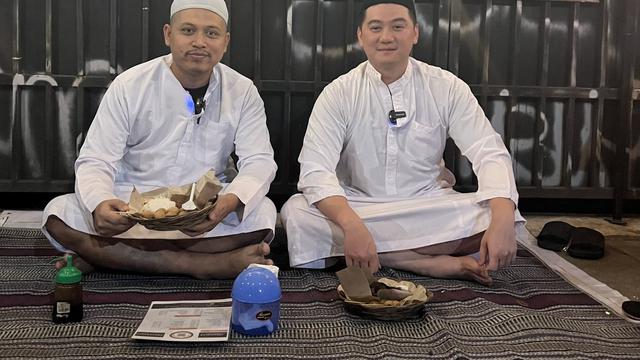 7 Potret Chef Arnold Pakai Baju Gamis dan Peci, Berburu Sahur Bareng Muslim