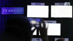 Pewarta merekam seremoni penghentian siaran TV analog (Analog Switch Off/ASO) di halaman Kantor Kementerian Komunikasi dan Informatika (Kominfo), Jakarta, Kamis (3/11/2022) dini hari. Sebanyak 222 kabupaten/kota, termasuk kawasan Jakarta, Bogor, Depok, Tangerang, Bekasi (Jabodetabek), tak bisa lagi menikmati siaran televisi analog mulai Rabu (2/2) tengah malam. (Liputan6.com/Helmi Fithriansyah)