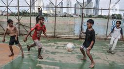 Anak-anak saat bermain dengan latar belakang gedung bertingkat di kawasan Petamburan, Jakarta, Selasa (23/11/2021). Kenaikan pendapatan negara mengindikasikan pemulihan ekonomi terus berlanjut. (merdeka.com/Iqbal S. Nugroho)