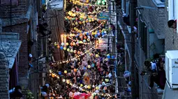 Suasana kota dihias dengan lampu, balon dan dekorasi bendera sehingga perayaan waktu berbuka puasa semakin menarik. (Khaled DESOUKI/AFP)