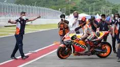 Pembalap Repsol Honda asal Spanyol Marc Marquez mengendarai sepeda motornya dari garasi saat sesi latihan bebas pertama di Pertamina Mandalika International Street Circuit, Mandalika, Lombok Tengah, Nusa Tenggara Barat, Jumat (18/3/2022). (AP Photo/Achmad Ibrahim)