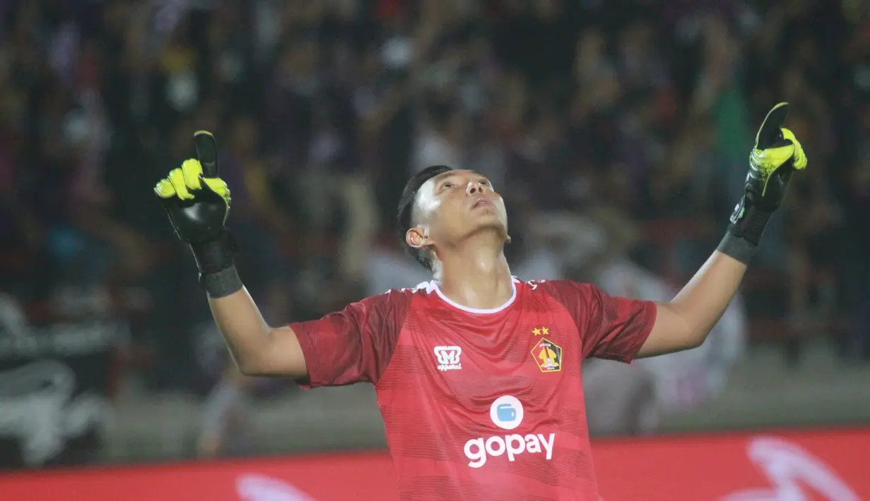 Kiper Persik Kediri, Fajar Setya Jaya, merayakan kemenangan atas Persita Tangerang Fajar Setya Jaya pada laga final Liga 2 di Stadion Kapten I Wayan Dipta, Bali, Senin (25/11), Persik menang 3-2 atas Persita. (Bola.com/Gatot Susetyo)