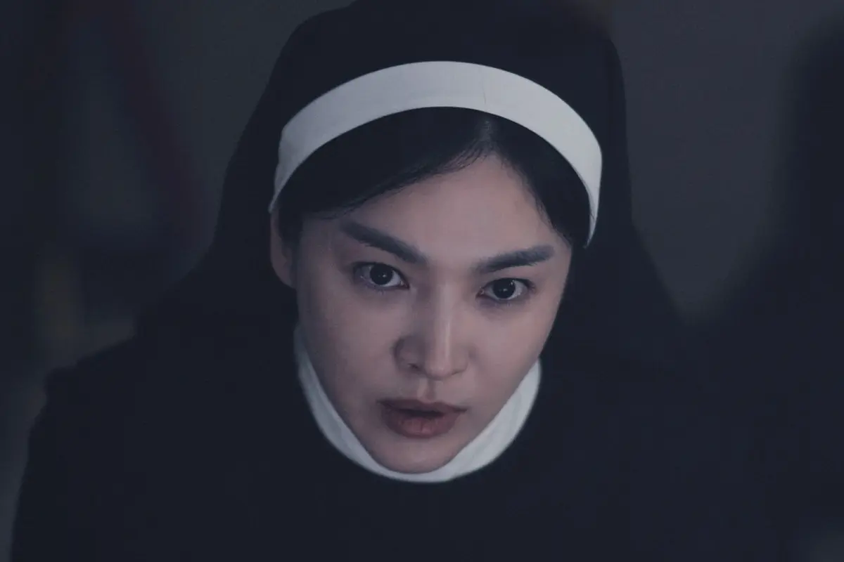 Song Hye Kyo dalam film Dark Nuns. (Next Entertainment World via Soompi)