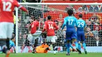 Pemain Manchester United Paul Pogba berhasil mencetak gol ke gawang Arsenal saat pertandingan Liga Inggris di stadion Old Trafford di Manchester (29/4). Manchester United mengalahkan Arsenal 2-1 pada pekan ke-36 Premier League. (AP Photo / Rui Vieira)