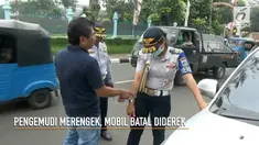 Seorang pria merengek kepada petugas Dishub agar mobilnya tidak diderek.