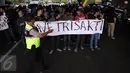 Anggota polisi mengamankan aksi protes mahasiswa Universitas Trisakti yang menutup Jalan Kyai Tapa, Jakarta Barat, Jumat (2/9). Aksi itu mendesak penyelesaian kisruh masalah internal antara rektorat dengan yayasan kampus. (Liputan6.com/Johan Tallo)