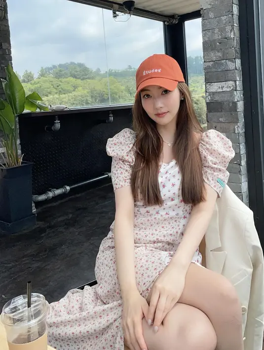 Park Min Young adalah lawan main Song Kang di drama terbarunya Forecasting Love and Weather. Noona ini juga memiliki pesona yang tak kalah cantik. Selalu terlihat dengan rambut panjang tergerai, Park Min Young senang tampil feminin dengan makeup natural dan balutan dress-dress manis.