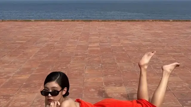 Jennie Blackpink Hanya Mengenakan Handuk. [@jacquemus]