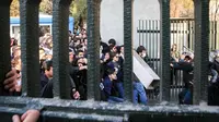 Mahasiswa di Teheran melakukan unjuk rasa. Mereka bentrok dengan polisi di Universitas Teheran pada 30 Desember 2017 (STR / AFP)