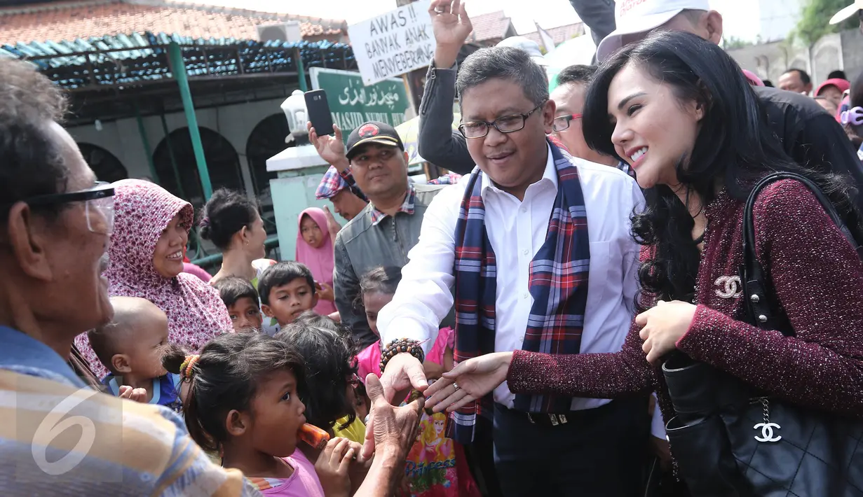 Sekjen DPP PDI Perjuangan, Hasto Kristiyanto mengajak Puy Brahmantya blusukan ke Cilincing, Jakarta, Selasa (11/4). Hasto blusukan untuk serap aspirasi program KJP, KJS dan tata ruang kota Jakarta. (Liputan6.com/Herman Zakharia)
