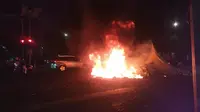 Ricuh Demo di Surabaya, Tenda Polisi Dekat Rumdis Kapolda Jatim Dibakar