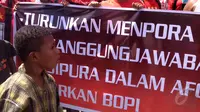 Persipura Mania menggelar aksi damai di halaman Kantor DPR Papua, Selasa (26/5/2015). Mereka menuntut pemerintah terkait batalnya laga Piala AFC antara Persipura vs Pahang FA akibat tak keluarnya visa. (Liputan6.com / Katharina Janur)