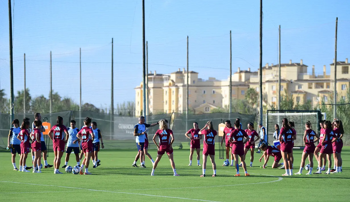 Sejumlah pemain Timnas Wanita Spanyol melakukan pemanasan saat berlatih menjelang laga UEFA Nations League melawan Swedia di Oliva, Spanyol pada Rabu (20/09/2023) waktu setempat. Para pemain Timnas Wanit Spanyol sempat melakukan boikot untuk meninggalkan skuad setelah tindakan tak senonoh eks-ketua federasi sepak bola Spanyol (RFEF), Luis Rubiales dengan mencium bibir penyerang La Roja, Jennifer Hermoso, di podium juara Piala Dunia Wanita 2023. (AFP/Jose Jordan)