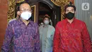 Gubernur Bali Wayan Koster (kiri) dan Wakil Ketua Umum Bidang Organisasi, Keanggotaan dan Pemberdayaan Daerah Kadin, Anindya Bakrie (kanan) dan pengurun saat tiba di Rumah Jabatan Gubernur Bali di Denpasar, Jumat (12/3/2021). (Liputan6.com/HO/Alwi)