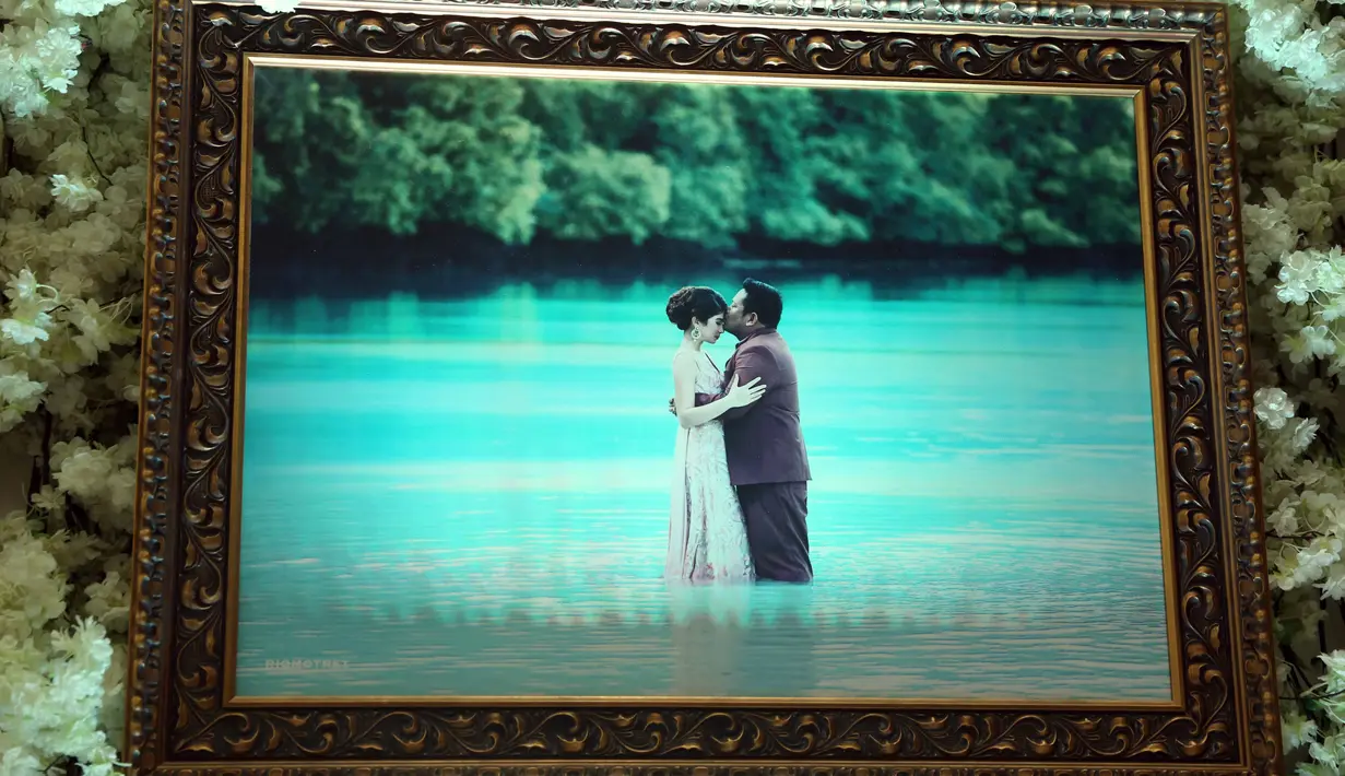 Fiona Fachru Nisa resmi dipersunting pengusaha Roni Fauzan pada 10 Desember 2016. Selesai akad nikah langsung menggelar resepsi di Medan. Beberapa selebriti terlihat hadir memberikan semangat pada Fiona pada resepsinya di Jakarta.(Nurwahyunan/Bintang.com)