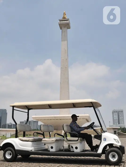 Petugas keamanan saat berkeliling di kawasan Monas, Jakarta, Minggu (15/3/2020). Gubernur Anies Baswedan menutup tempat wisata di DKI Jakarta seperti Monas, Ragunan, dan museum yang dikelola Pemprov DKI selama dua pekan ke depan guna mencegah penyebaran Covid-19. (merdeka.com/Iqbal S. Nugroho)