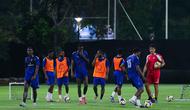 Para pemain Saint Kitts and Nevis saat menggelar sesi latihan perdana untuk FIFA Series 2026 di Lapangan A Stadion Utama Gelora Bung Karno (SUGBK), Jakarta, Selasa (24/3/2026). (Bola.com/M Iqbal Ichsan)