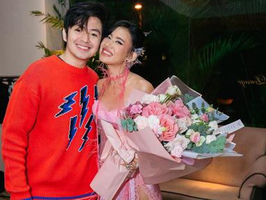 Tampak Angga Yunanda yang hadir memberikan support kepada Shenina di hari penayangan perdana film Dear David. Dalam acara tersebut, pria 22 tahun itu memberikan buket bunga kepada sang pacar. Shenina Cinnamon yang penuh senyum tampil menawan dengan gaun warna pink. (Liputan6.com/IG/@shenacinnamon)
